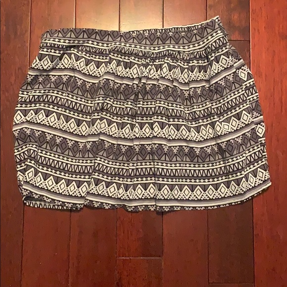 Wet seal geometric print skirt (size S) - Picture 2 of 2